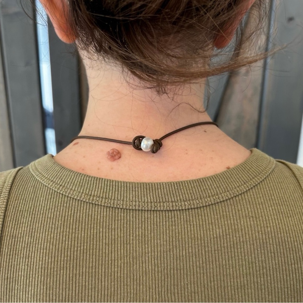 - 2 Freshwater Button Pearls on Leather - choker/necklace. NEW. Handmade - Picture 3 of 7